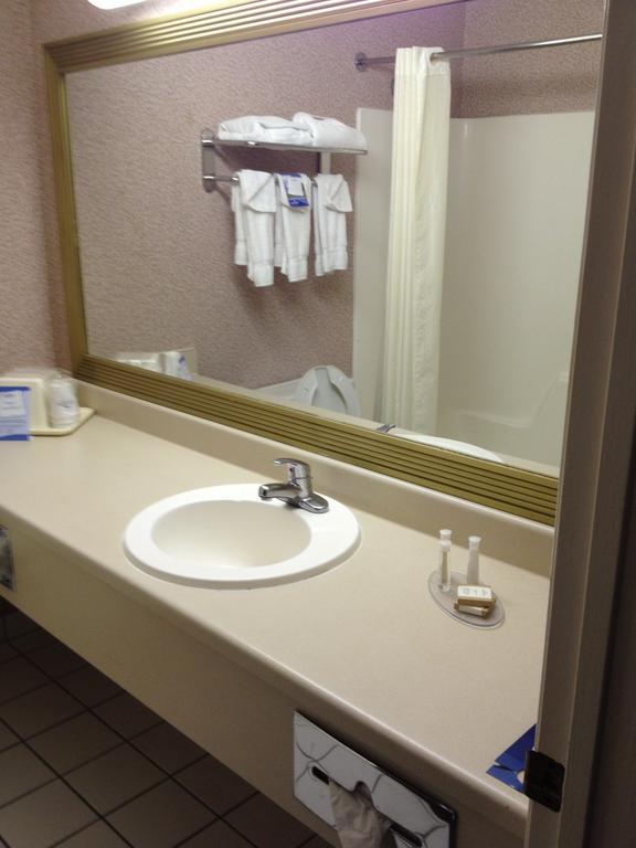 King Room with Roll-In Shower - Mobility Access/Non-Smoking